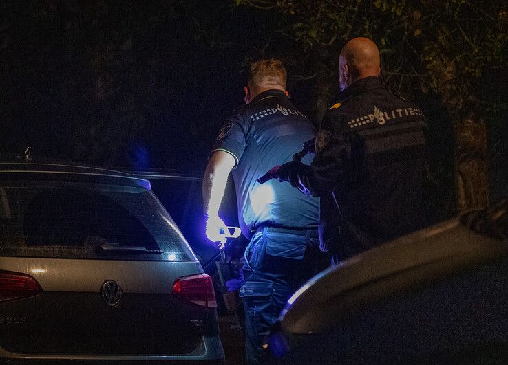 Agenten halen het automatische vuurwapen uit de auto op de Arne. - Foto: Hugo Janssen