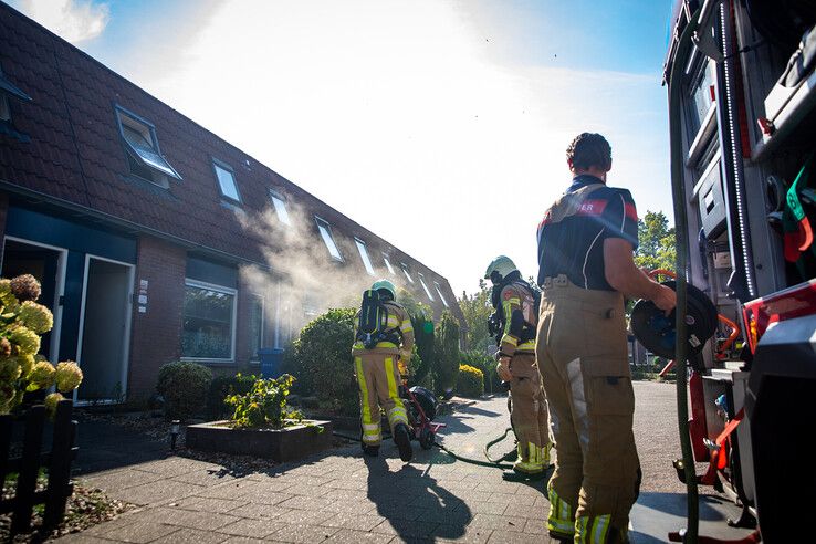 Een fietsster ontdekte de brand in een woning aan de Weidesteenlaan. - Foto: Hugo Janssen