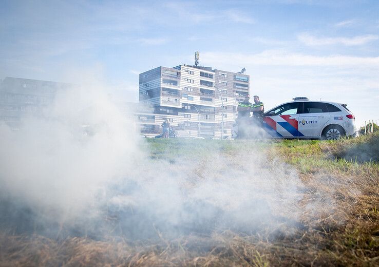 Strook gemaaid gras in brand gevlogen in Stadshagen - Foto: Hugo Janssen