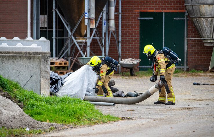 Brandweer laat gevaarlijk kuilgas gecontroleerd ontsnappen in Hattem - Foto: Hugo Janssen