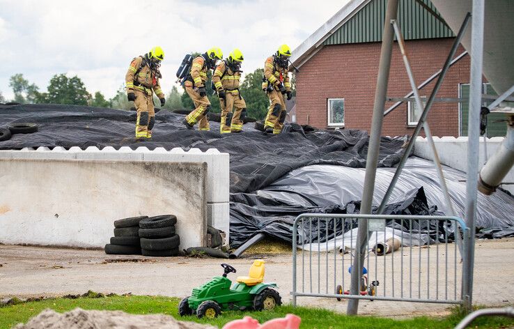 Brandweer laat gevaarlijk kuilgas gecontroleerd ontsnappen in Hattem - Foto: Hugo Janssen