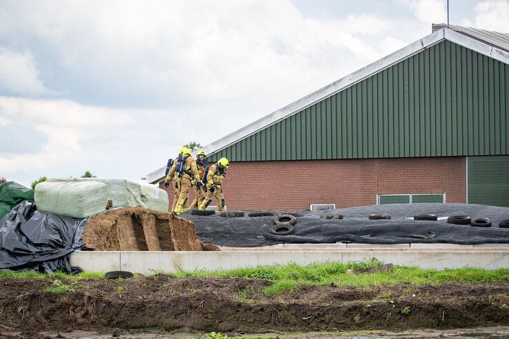 Brandweer laat gevaarlijk kuilgas gecontroleerd ontsnappen in Hattem - Foto: Hugo Janssen