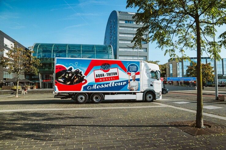 De promotietruck staat woensdag in Zwolle. - Foto: Aquamossel-Triton