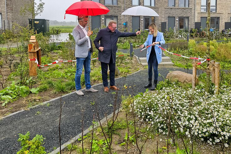 Wethouder Dorrit de Jong knipt het lint door in de binnentuin. - Foto: Openbaar Belang