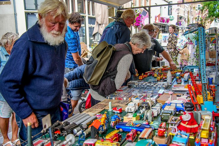 In beeld: Tienduizenden struinen over grote rommelmarkt in Hattem - Foto: Obbe Bakker