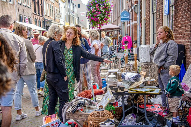 In beeld: Tienduizenden struinen over grote rommelmarkt in Hattem - Foto: Obbe Bakker