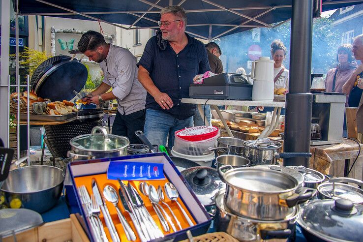 In beeld: Tienduizenden struinen over grote rommelmarkt in Hattem - Foto: Obbe Bakker