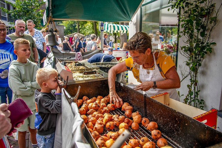 In beeld: Tienduizenden struinen over grote rommelmarkt in Hattem - Foto: Obbe Bakker