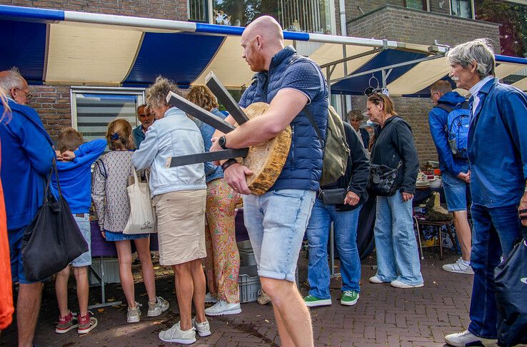 In beeld: Tienduizenden struinen over grote rommelmarkt in Hattem - Foto: Obbe Bakker