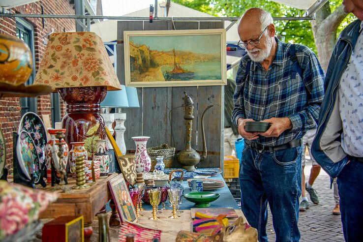 In beeld: Tienduizenden struinen over grote rommelmarkt in Hattem - Foto: Obbe Bakker