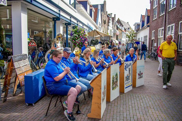 In beeld: Tienduizenden struinen over grote rommelmarkt in Hattem - Foto: Obbe Bakker