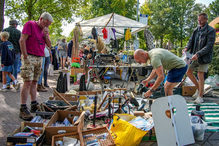 In beeld: Tienduizenden struinen over grote rommelmarkt in Hattem - Foto: Obbe Bakker