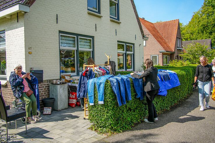 In beeld: Tienduizenden struinen over grote rommelmarkt in Hattem - Foto: Obbe Bakker