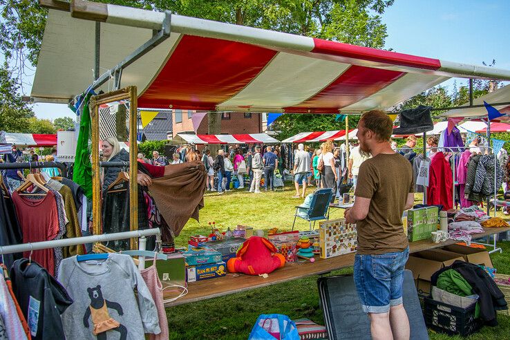 In beeld: Tienduizenden struinen over grote rommelmarkt in Hattem - Foto: Obbe Bakker