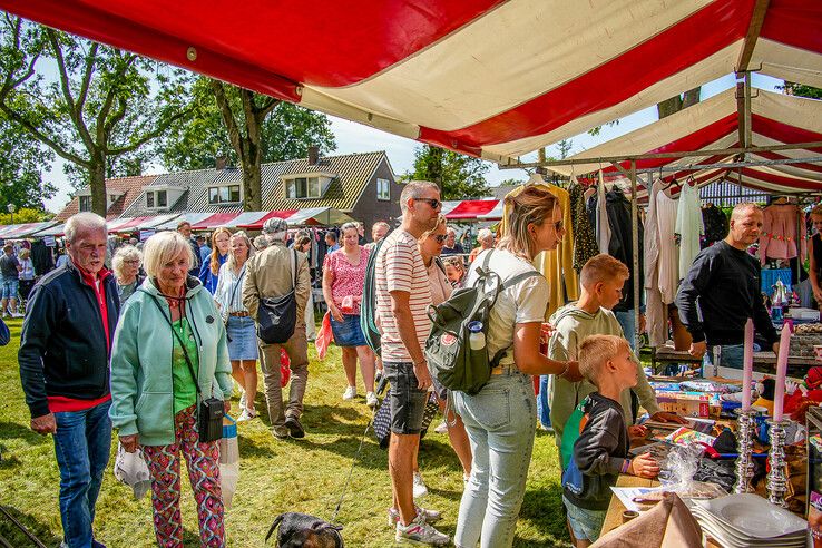 In beeld: Tienduizenden struinen over grote rommelmarkt in Hattem - Foto: Obbe Bakker