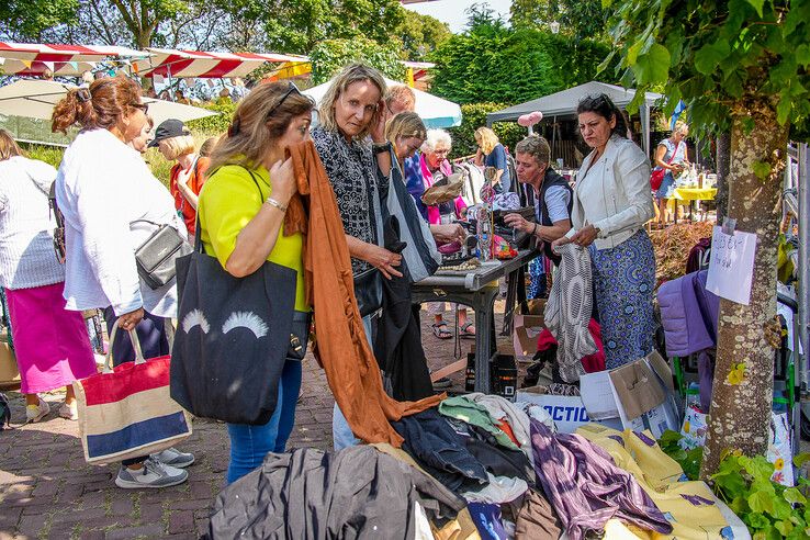 In beeld: Tienduizenden struinen over grote rommelmarkt in Hattem - Foto: Obbe Bakker