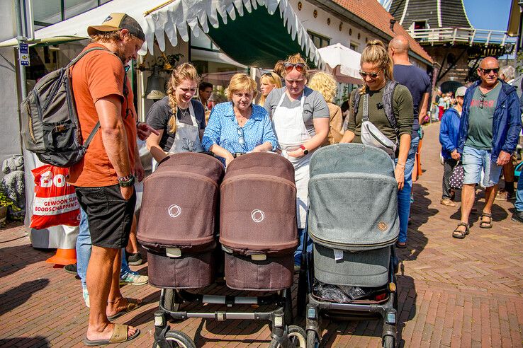 In beeld: Tienduizenden struinen over grote rommelmarkt in Hattem - Foto: Obbe Bakker