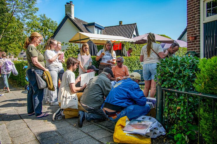 In beeld: Tienduizenden struinen over grote rommelmarkt in Hattem - Foto: Obbe Bakker