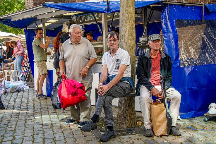 In beeld: Tienduizenden struinen over grote rommelmarkt in Hattem - Foto: Obbe Bakker