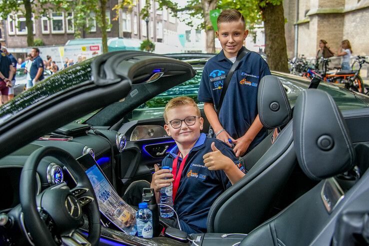 In beeld: Autoliefhebbers zetten zieke kinderen in het zonnetje bij Blauwvingerrally - Foto: Obbe Bakker