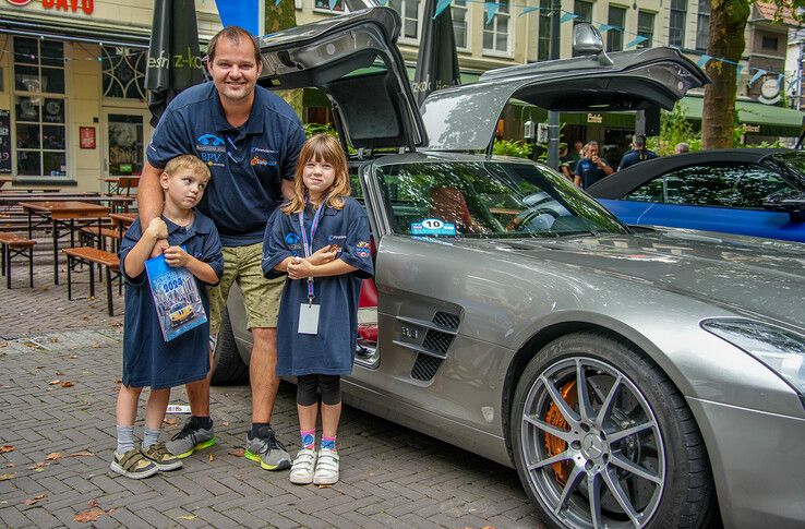 In beeld: Autoliefhebbers zetten zieke kinderen in het zonnetje bij Blauwvingerrally - Foto: Obbe Bakker