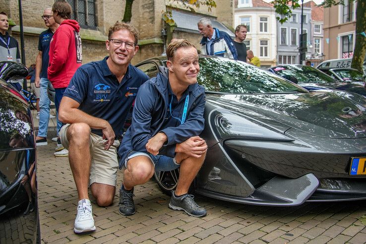 In beeld: Autoliefhebbers zetten zieke kinderen in het zonnetje bij Blauwvingerrally - Foto: Obbe Bakker