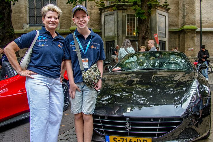 In beeld: Autoliefhebbers zetten zieke kinderen in het zonnetje bij Blauwvingerrally - Foto: Obbe Bakker