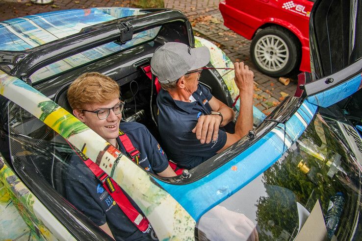 In beeld: Autoliefhebbers zetten zieke kinderen in het zonnetje bij Blauwvingerrally - Foto: Obbe Bakker