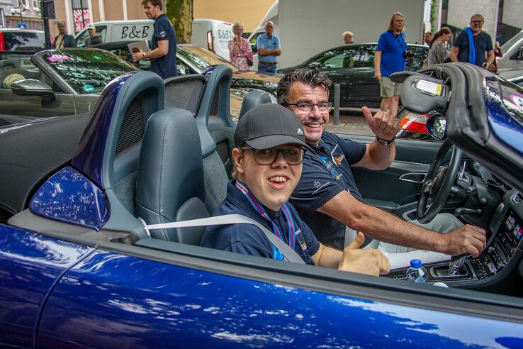 In beeld: Autoliefhebbers zetten zieke kinderen in het zonnetje bij Blauwvingerrally - Foto: Obbe Bakker