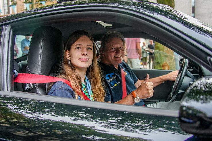 In beeld: Autoliefhebbers zetten zieke kinderen in het zonnetje bij Blauwvingerrally - Foto: Obbe Bakker