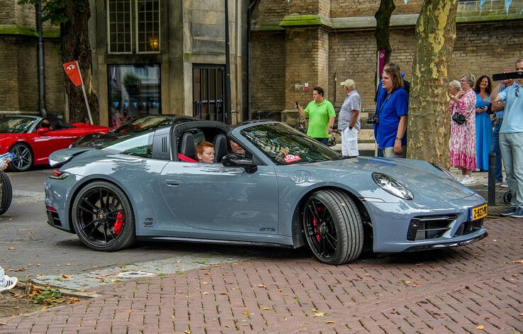 In beeld: Autoliefhebbers zetten zieke kinderen in het zonnetje bij Blauwvingerrally - Foto: Obbe Bakker