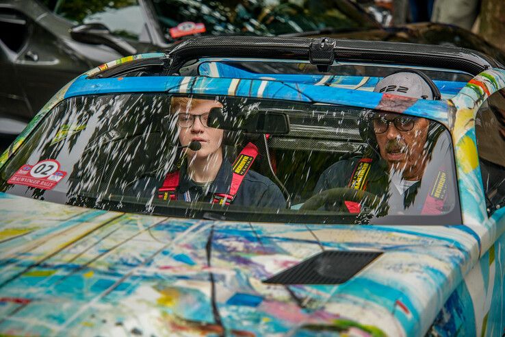 In beeld: Autoliefhebbers zetten zieke kinderen in het zonnetje bij Blauwvingerrally - Foto: Obbe Bakker