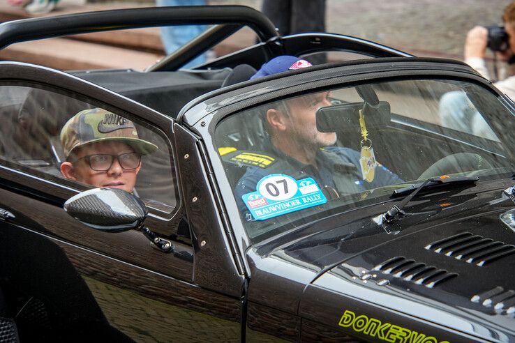 In beeld: Autoliefhebbers zetten zieke kinderen in het zonnetje bij Blauwvingerrally - Foto: Obbe Bakker