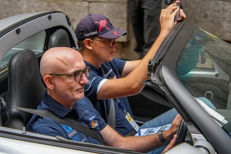 In beeld: Autoliefhebbers zetten zieke kinderen in het zonnetje bij Blauwvingerrally - Foto: Obbe Bakker