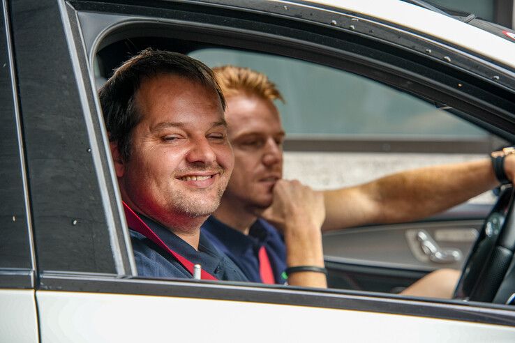 In beeld: Autoliefhebbers zetten zieke kinderen in het zonnetje bij Blauwvingerrally - Foto: Obbe Bakker