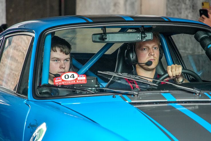 In beeld: Autoliefhebbers zetten zieke kinderen in het zonnetje bij Blauwvingerrally - Foto: Obbe Bakker