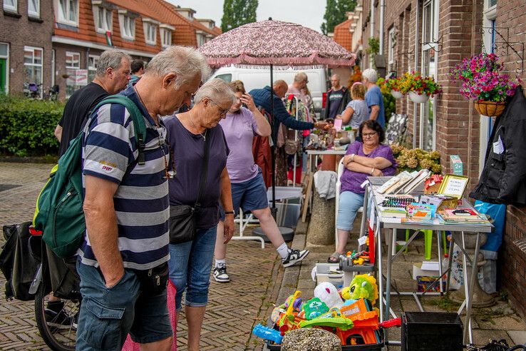 In beeld: Vier kilometer rommelmarkt in Zeeheldenbuurt - Foto: Obbe Bakker