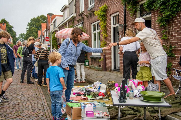 In beeld: Vier kilometer rommelmarkt in Zeeheldenbuurt - Foto: Obbe Bakker