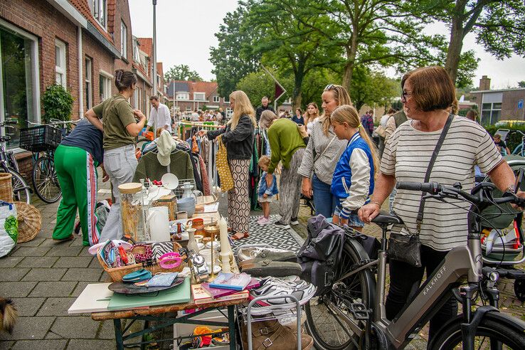 In beeld: Vier kilometer rommelmarkt in Zeeheldenbuurt - Foto: Obbe Bakker