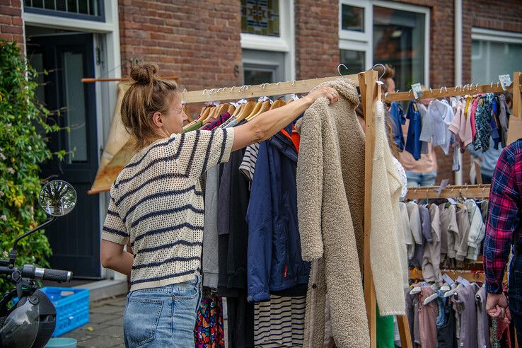 In beeld: Vier kilometer rommelmarkt in Zeeheldenbuurt - Foto: Obbe Bakker