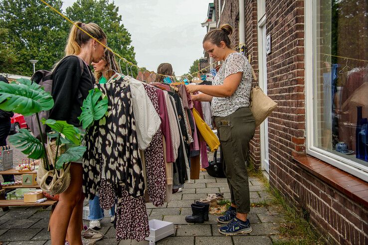 In beeld: Vier kilometer rommelmarkt in Zeeheldenbuurt - Foto: Obbe Bakker