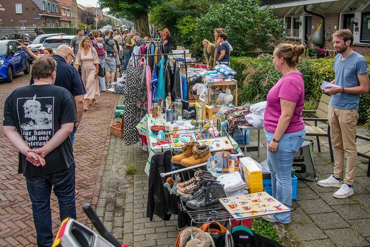 In beeld: Vier kilometer rommelmarkt in Zeeheldenbuurt - Foto: Obbe Bakker