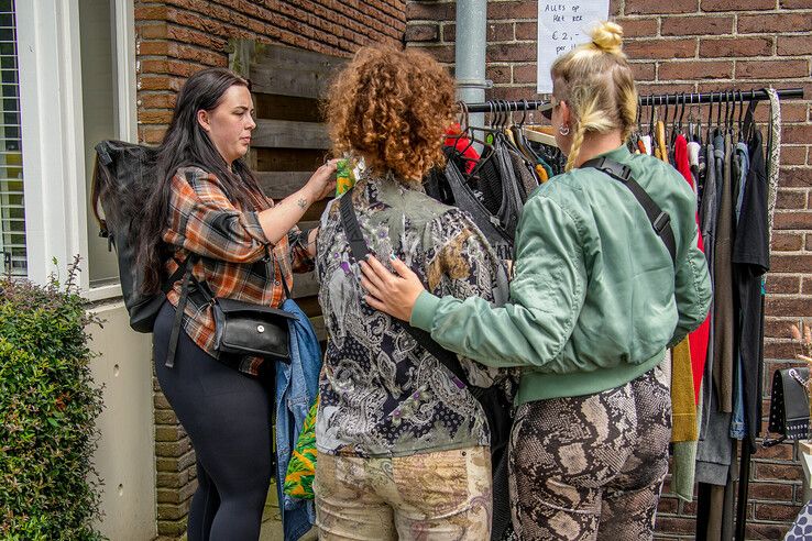 In beeld: Vier kilometer rommelmarkt in Zeeheldenbuurt - Foto: Obbe Bakker