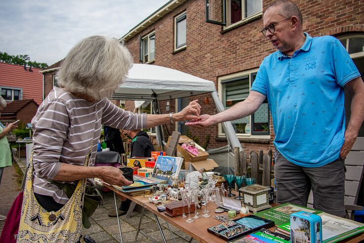 In beeld: Vier kilometer rommelmarkt in Zeeheldenbuurt - Foto: Obbe Bakker