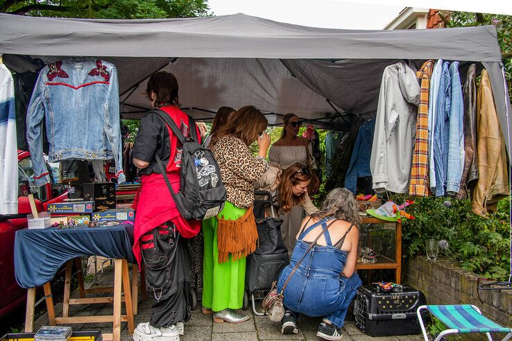 In beeld: Vier kilometer rommelmarkt in Zeeheldenbuurt - Foto: Obbe Bakker