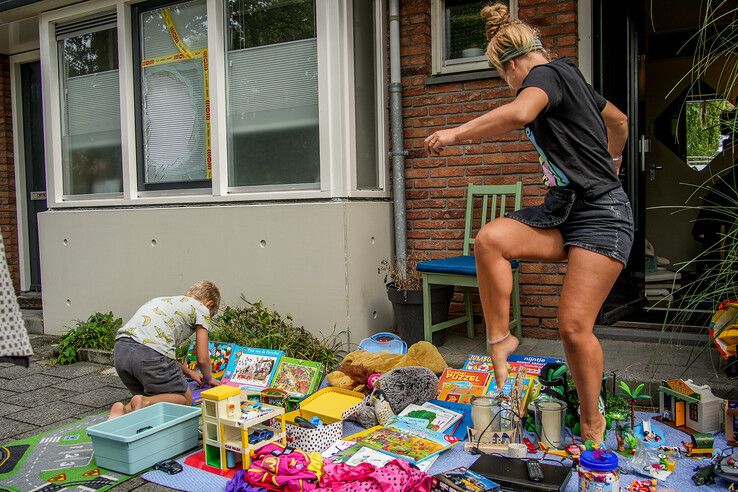 In beeld: Vier kilometer rommelmarkt in Zeeheldenbuurt - Foto: Obbe Bakker