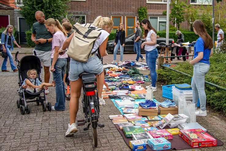 In beeld: Vier kilometer rommelmarkt in Zeeheldenbuurt - Foto: Obbe Bakker