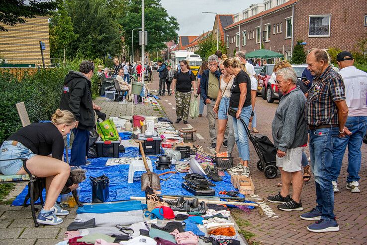 In beeld: Vier kilometer rommelmarkt in Zeeheldenbuurt - Foto: Obbe Bakker