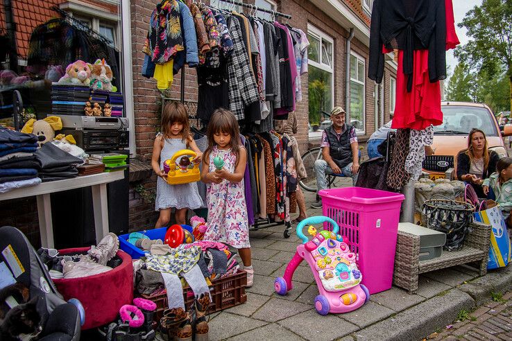 In beeld: Vier kilometer rommelmarkt in Zeeheldenbuurt - Foto: Obbe Bakker