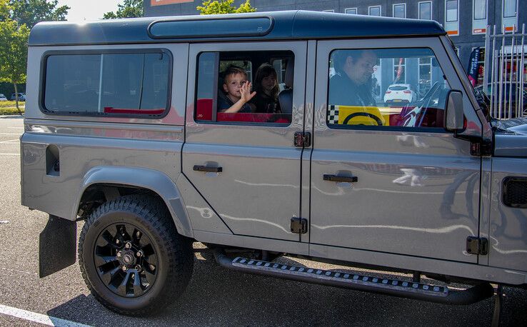 In beeld: Autoliefhebbers zetten zieke kinderen in het zonnetje bij Blauwvingerrally - Foto: Obbe Bakker